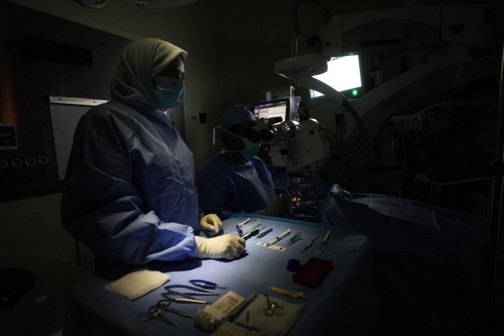 37 دقيقة تنقذ بصر حاجة تركية من العمى في مدينة الملك عبدالله الطبية