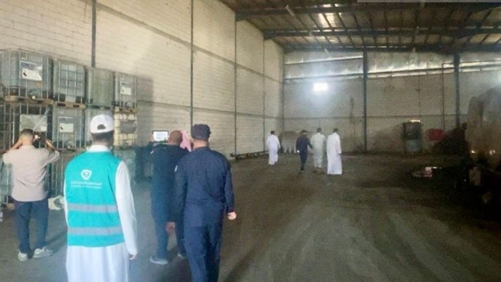 إغلاق مستودع مخالف لتكرير الزيوت في حي الساحل بجدة