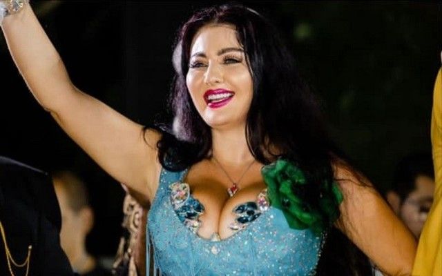 صافيناز ترد : هل اعتزلت الرقص وارتدت الحجاب على الرغم أنها مسيحية؟