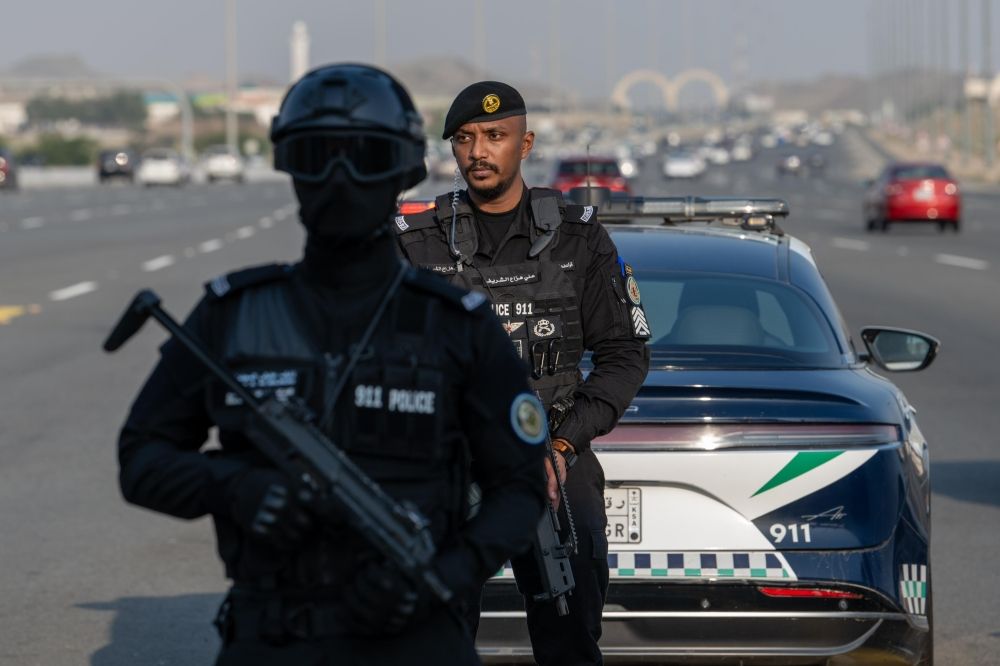 سجن وغرامات وتشهير.. معاقبة 12 شخصا لنقلهم 35 مخالفا لنظام الحج