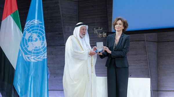 حاكم الشارقة يتسلم تكريماً خاصاً من «اليونسكو» بمناسبة إنجاز المعجم التاريخي للغة العربية وإدراجه في مكتبتها