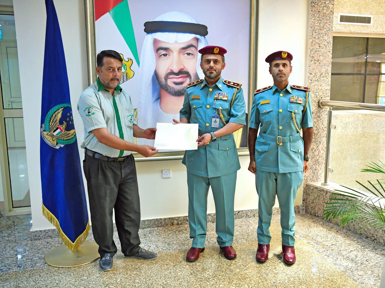 الامارات | سائق أجرة ينقذ رجلاً مسناً من حادث دهس.. وشرطة عجمان تكرمه