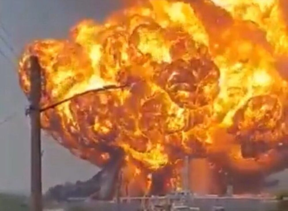 التفاصيل الكاملة.. انفجار هائل في منشأة ديزل شمال المكسيك