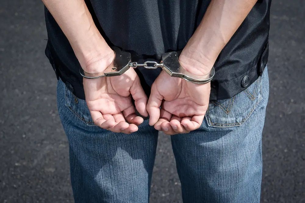 القبض على 4 وافدين لنشرهم إعلانات حملات حج وهمية وإيوائهم 14 مخالفًا