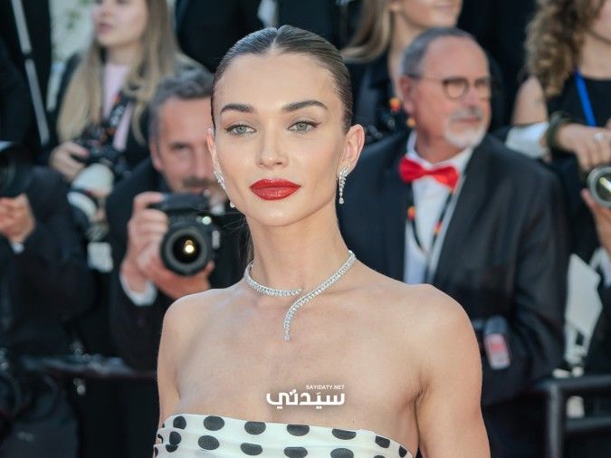 النجمات في مهرجان كان السينمائي 2025 بيومه الـ11.. المكياج المشرق الموضة الأبرز