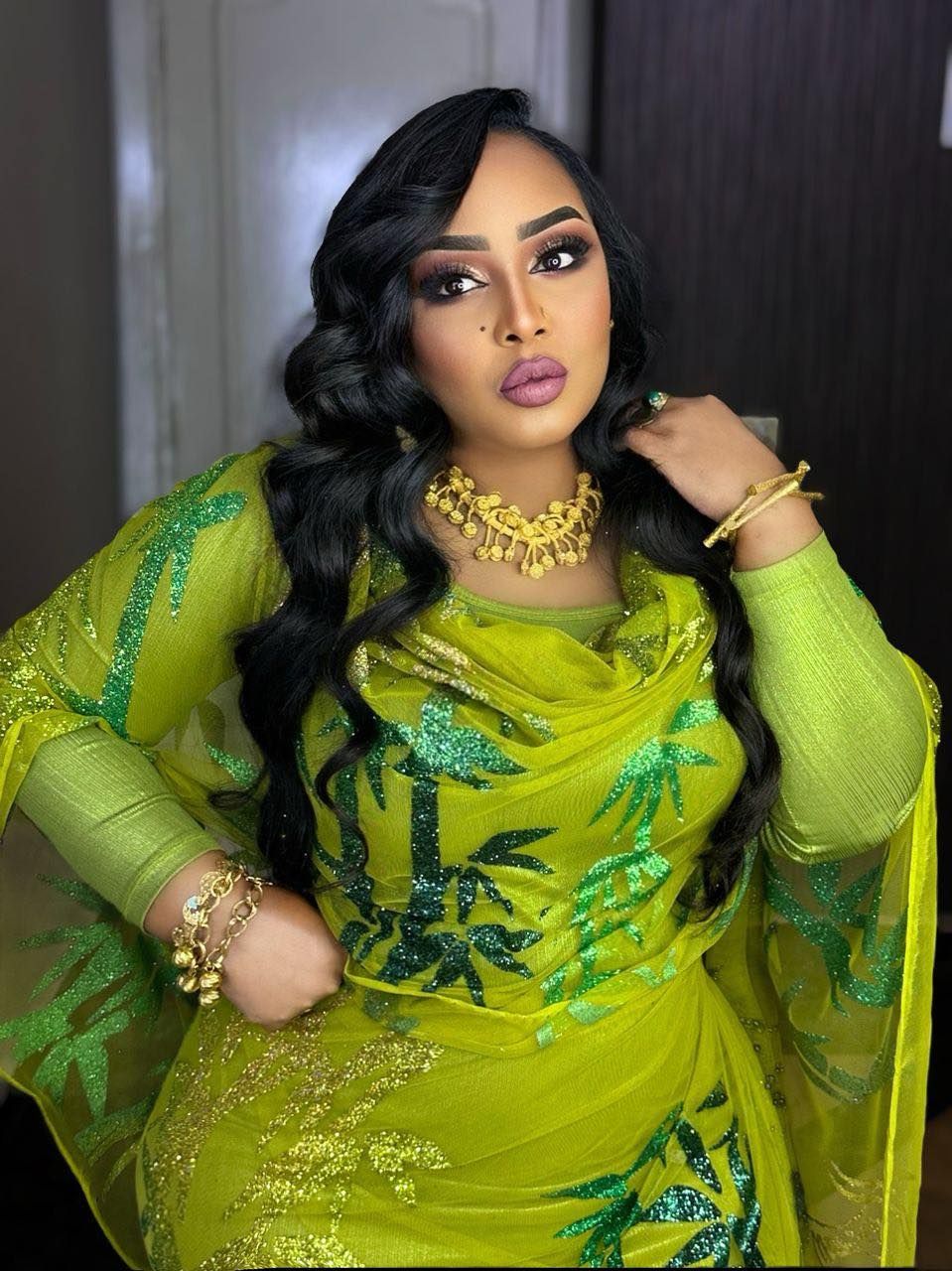 شاهد بالفيديو.. رجل سوداني يتفاعل في الرقص ويصرخ بشكل هستيري أثناء حضوره حفل للفنانة هدى عربي بالسعودية (واي يا هدى) وساخرون: (يا عمنا شد حيلك شوية)