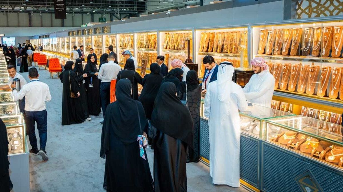الامارات | الشارقة تحتضن أطول عقد ألماس في العالم.. يسعى لدخول «غينيس» برقم قياسي
