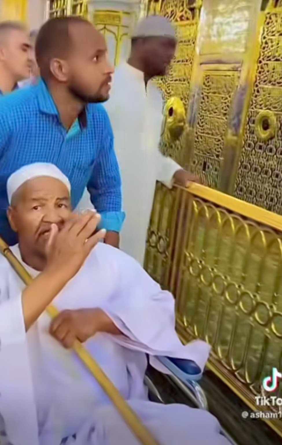 شاهد بالصورة والفيديو.. نجم السوشيال ميديا حماد عبد الله يظهر في الحجرة الشريفة بالمسجد النبوي وهو يتضرع بالدعاء