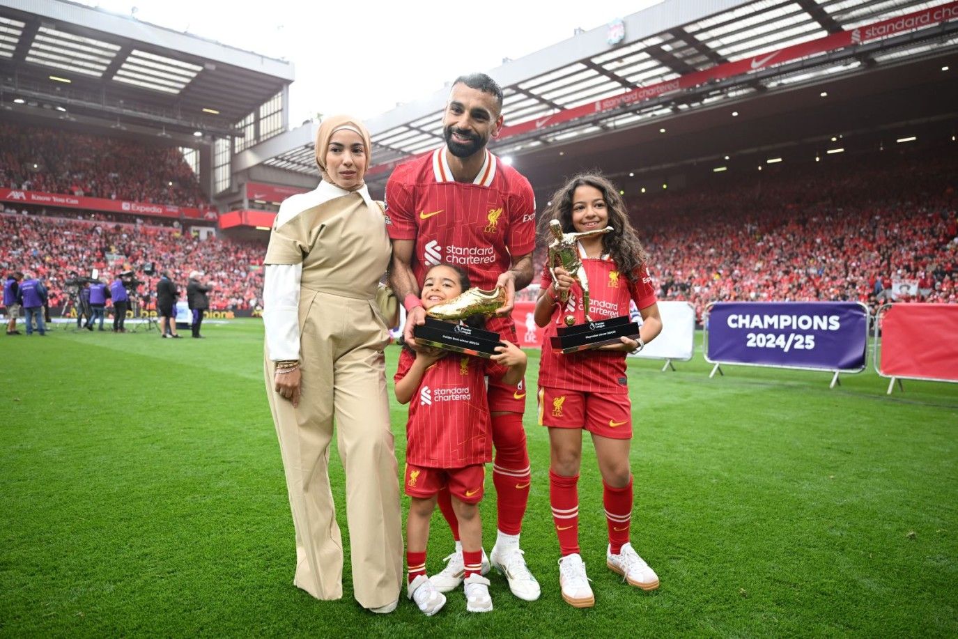 لقطة عائلية لمحمد صلاح مع زوجته وابنتيه بعدما صنع التاريخ في مشواره الكروي للمرة الثانية