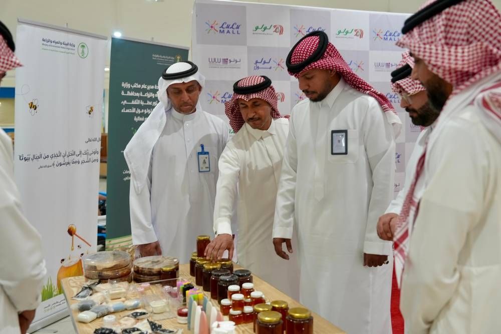 أشجار عاسلة في الأراضي الجرداء