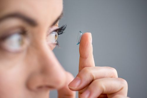 الامارات | اختراع هام.. عدسات لاصقة تتيح الرؤية في الظلام وبأعين مغلقة
