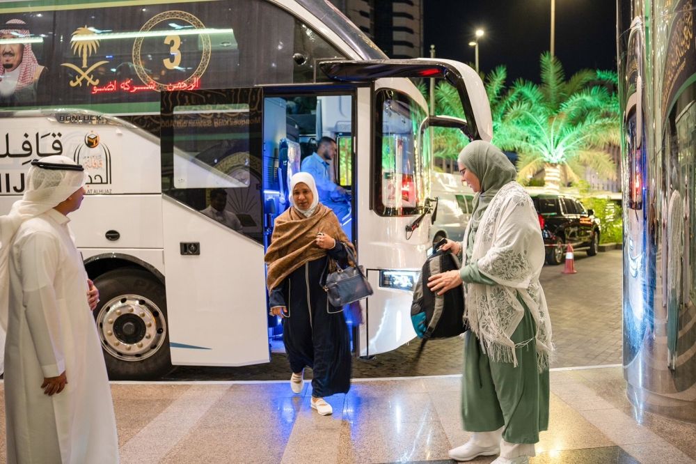 وسط خدمات متكاملة.. وصول أولى طلائع ضيوف برنامج خادم الحرمين للحج