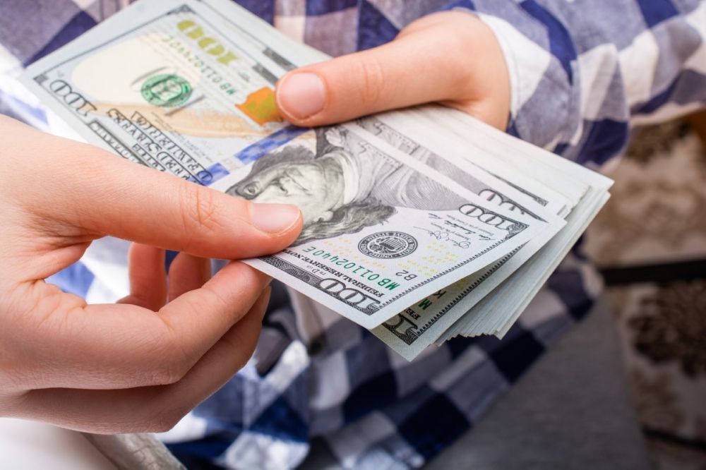 سعر الدولار اليوم مقابل الجنيه.. تباين في البنوك المصرية