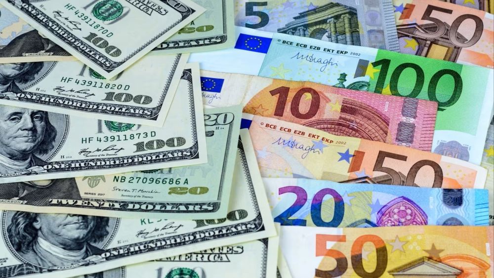 أسعار العملات.. ارتفاع الدولار وتراجع الين واليورو