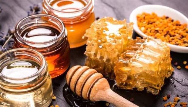 بديل السكر.. فوائد وموانع استخدام العسل في التحلية