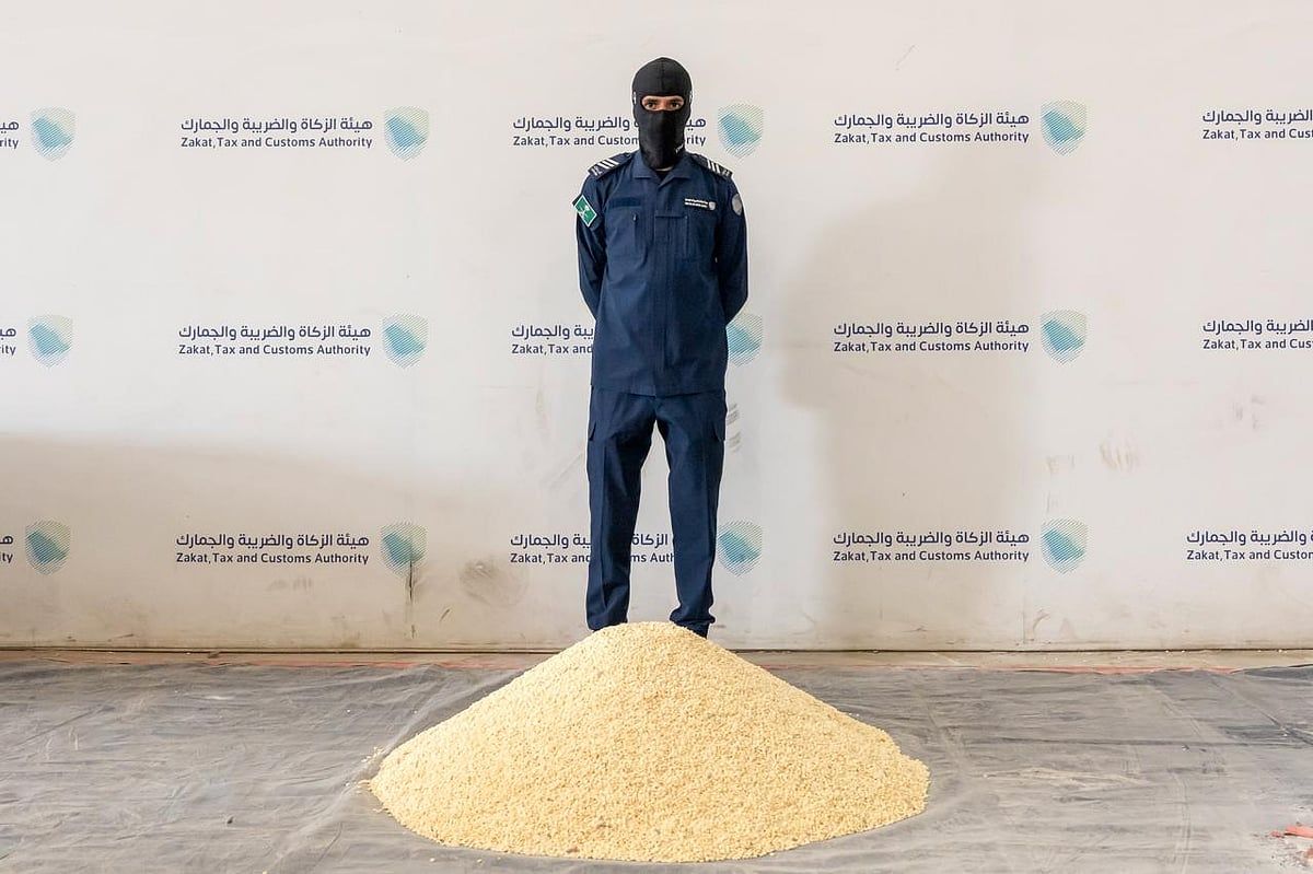 إحباط تهريب 1.8 مليون حبة إمفيتامين في البطحاء.. "الزكاة والجمارك" ترصد وتضبط وتُسقط 3 متورطين