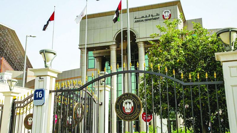 الامارات | 10 آلاف درهم تعويضاً لموظف سبّه زميله