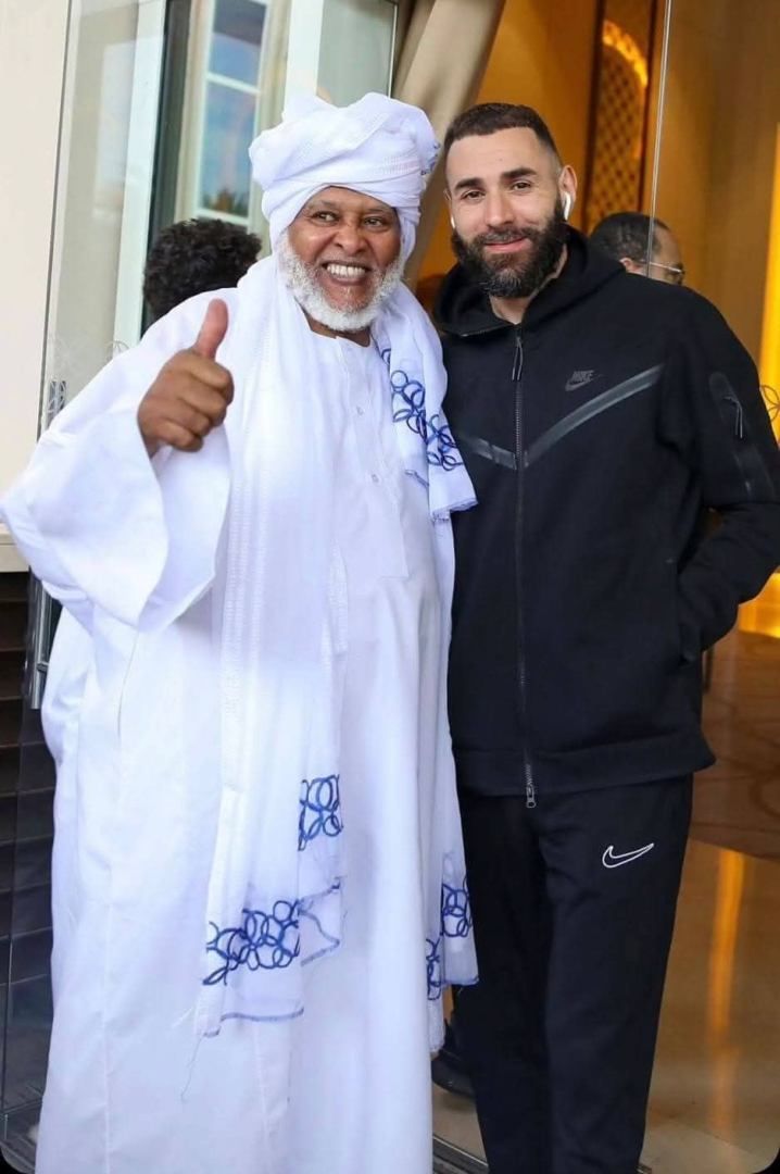 شاهد بالصور.. خلال نهائي كأس الملك.. جماهير الإتحاد السعودي تكرم الإداري السوداني العم كمال الذي خدم النادي لأكثر من 40 عام وترفع صورته بالمدرجات في “تيفو” عالمي