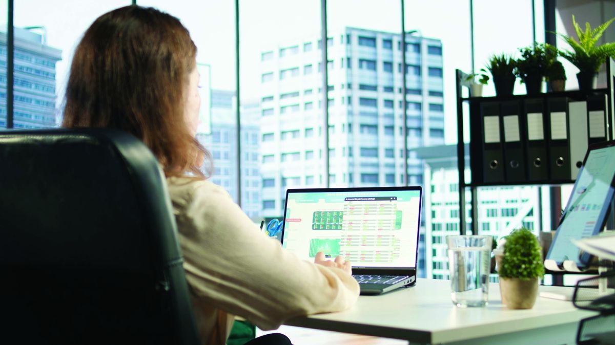 الامارات | أزواج يشترطون الحصول على نسبة من الراتب للموافقة على عمل الزوجة