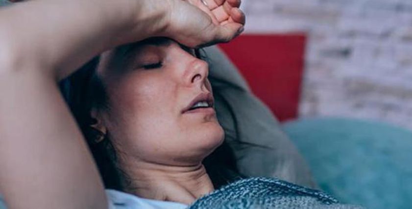 مرض وراء التعرق الليلي المفرط أثناء النوم.. ماذا يفعل في جسمك؟