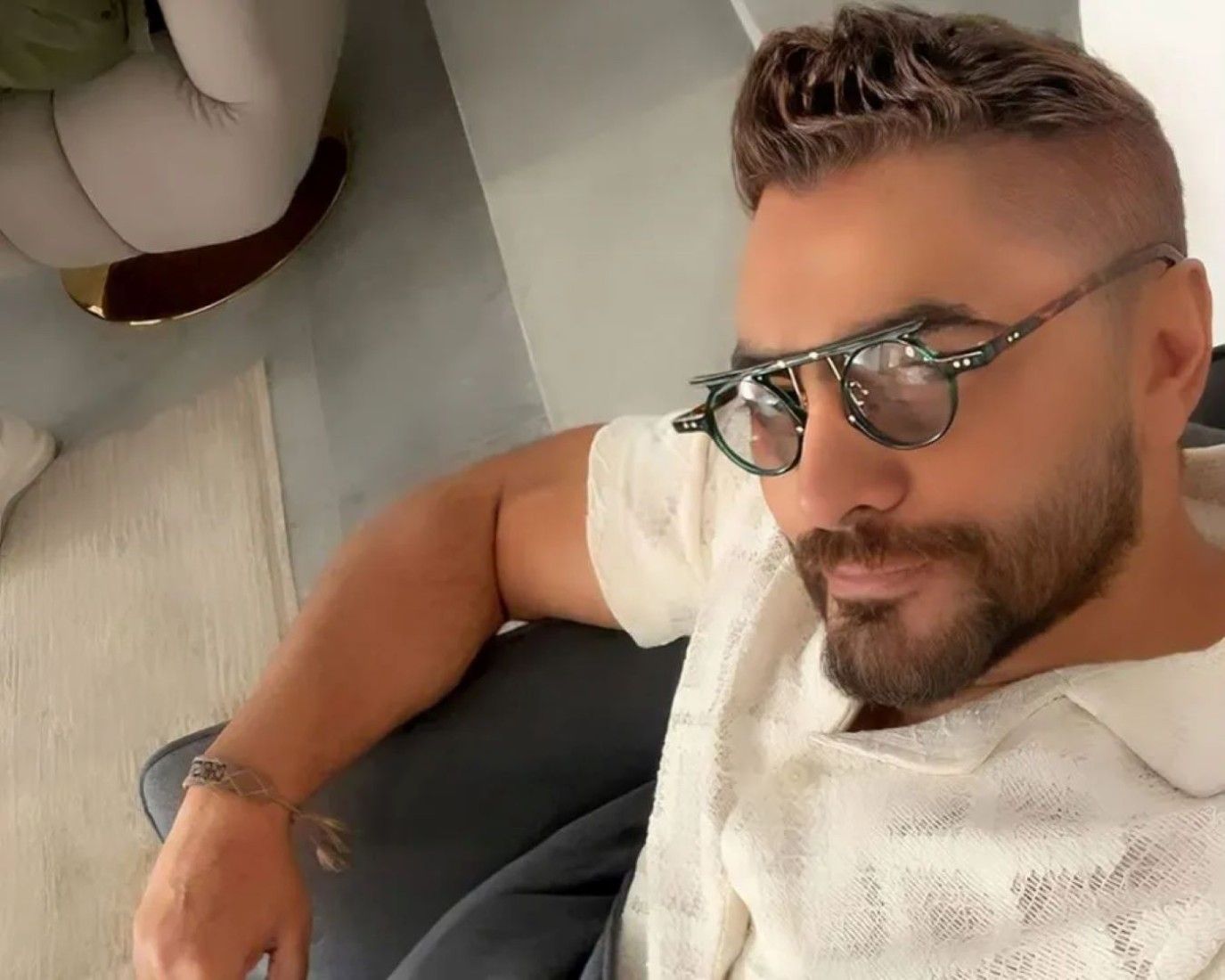 تامر حسني يكشف عن وعكته الصحية.. هل نقل العدوى إلى ابنه؟