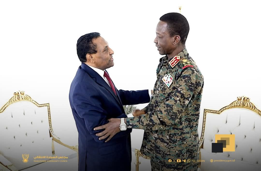 عضو مجلس السيادة الفريق أول ركن كباشي يلتقي رئيس مجلس الوزراء