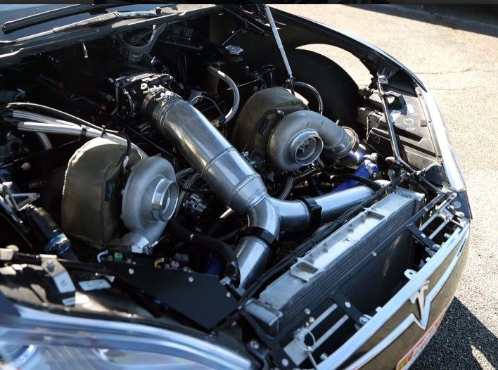 تكنولوجيا: سيارة تسلا Model S تنفجر بقوة 1700 حصان بعد تزويدها بمحرك سباقات Chevy العملاق