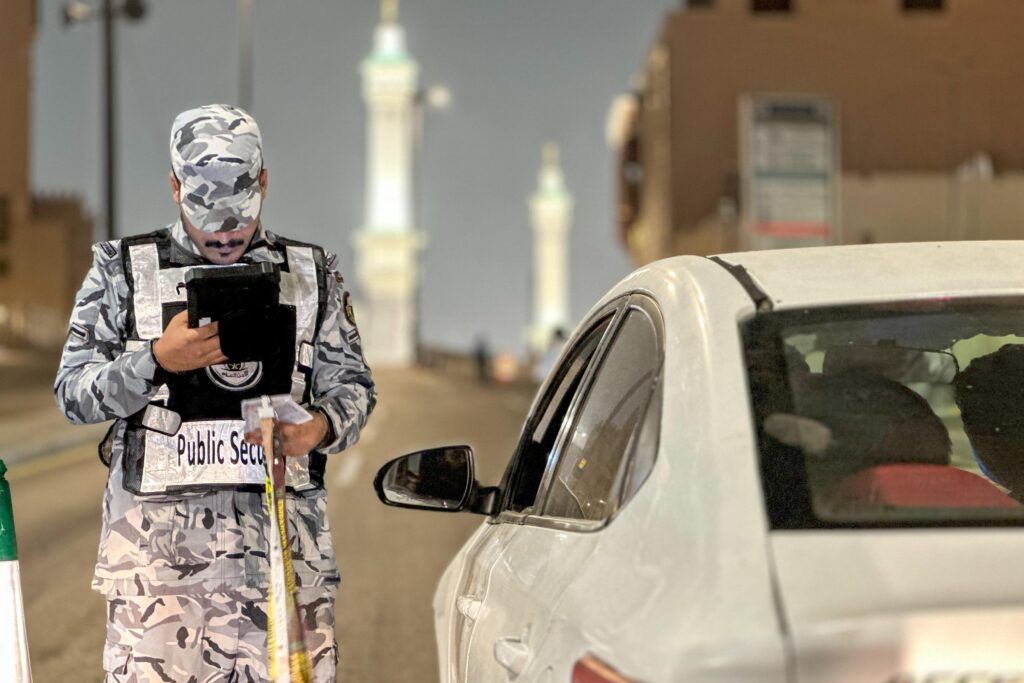 السعودية | قوات أمن الحج تضبط (36) وافدًا من حاملي التأشيرات مخالفين لأنظمة وتعليمات الحج