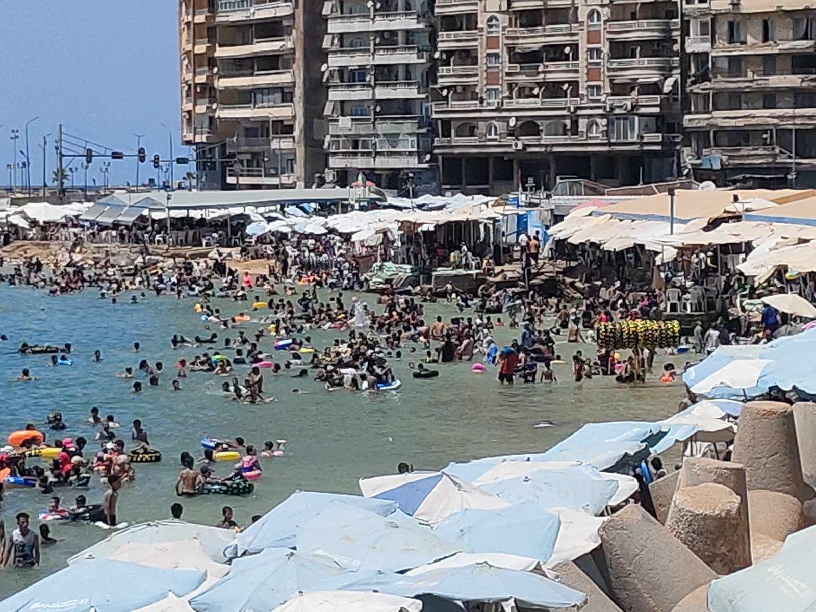 شواطئ الإسكندرية تتزين لعيد الأضحى.. أجواء ربيعية وخطة رقابية مشددة (صور)