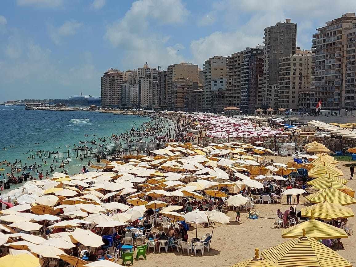 شواطئ الإسكندرية تتزين لعيد الأضحى.. أجواء ربيعية وخطة رقابية مشددة (صور)
