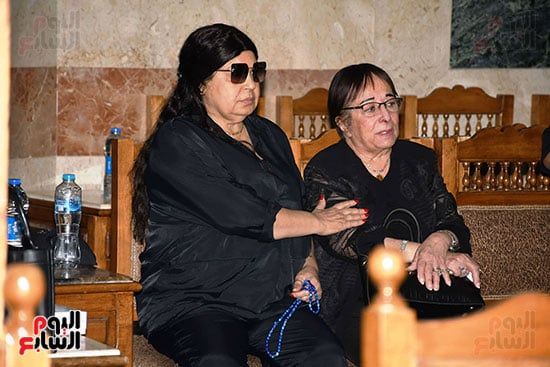 بكاء سميرة عبد العزيز فى عزاء صديقتها المقربة سميحة أيوب