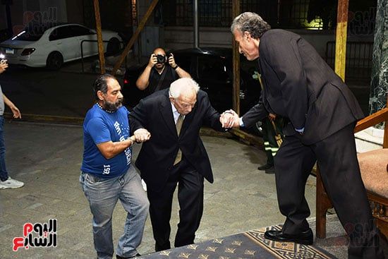 بكاء سميرة عبد العزيز فى عزاء صديقتها المقربة سميحة أيوب