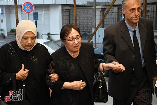 بكاء سميرة عبد العزيز فى عزاء صديقتها المقربة سميحة أيوب