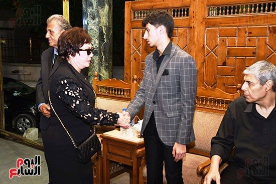 بكاء سميرة عبد العزيز فى عزاء صديقتها المقربة سميحة أيوب