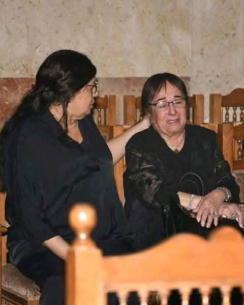 بكاء سميرة عبد العزيز فى عزاء صديقتها المقربة سميحة أيوب