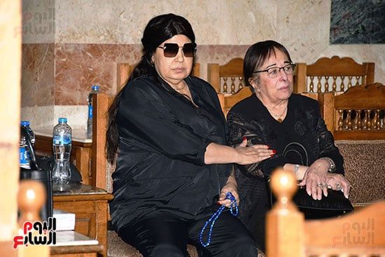 بكاء سميرة عبد العزيز فى عزاء صديقتها المقربة سميحة أيوب