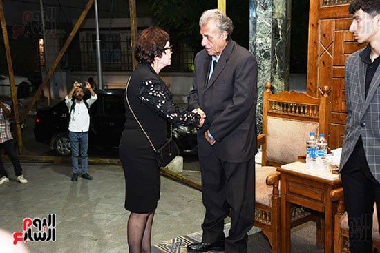 بكاء سميرة عبد العزيز فى عزاء صديقتها المقربة سميحة أيوب