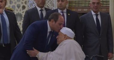 الرئيس السيسي يقبل رأس الدكتور أحمد عمر هاشم خلال أداء صلاة عيد الأضحى