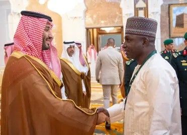 الخليج اليوم .. نيابة عن الملك سلمان.. ولي العهد يستقبل كبار ضيوف الحج