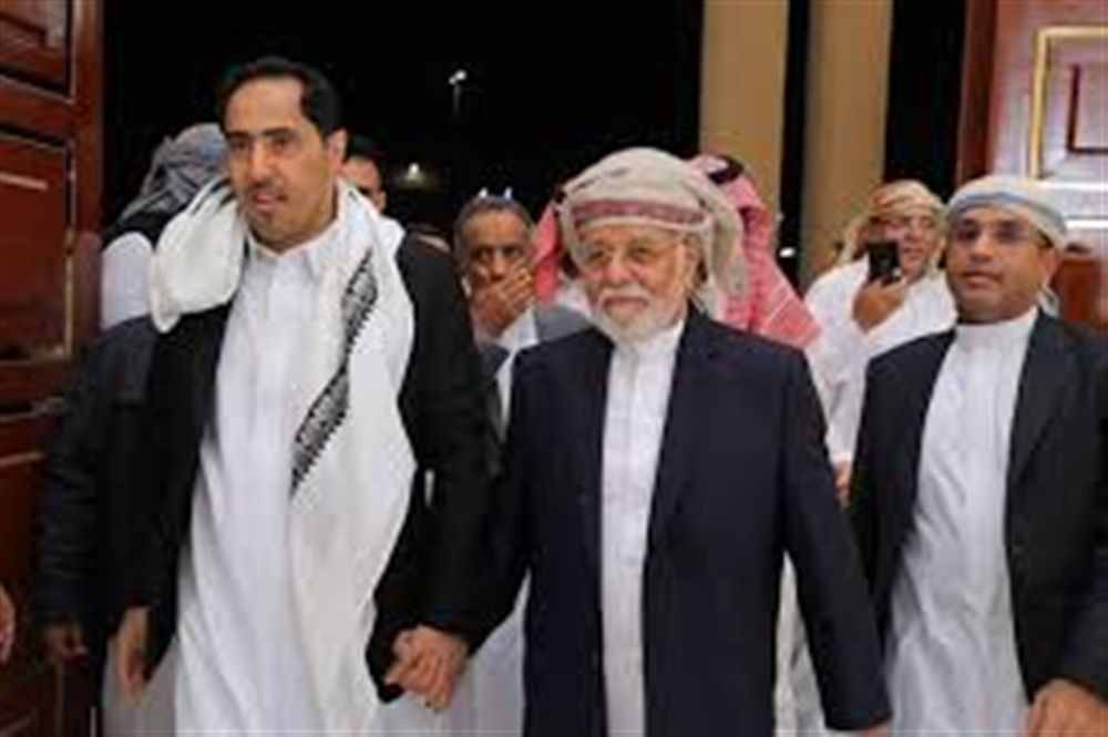 أول ظهور رسمي للفريق علي محسن الأحمر في فعالية ترأسها ولي العهد السعودي