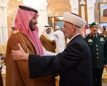 الخليج اليوم .. نيابة عن الملك سلمان.. ولي العهد يستقبل كبار ضيوف الحج