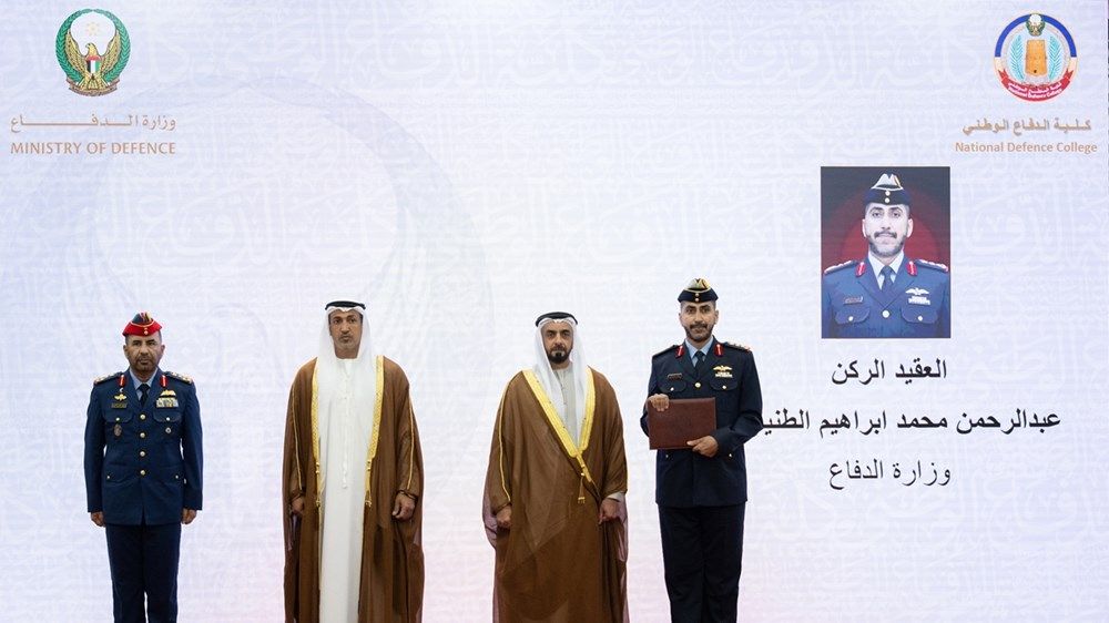 سيف بن زايد يشهد حفل تخريج دورة الدفاع الوطني الـ12