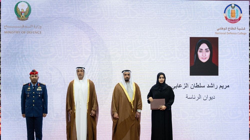 سيف بن زايد يشهد حفل تخريج دورة الدفاع الوطني الـ12