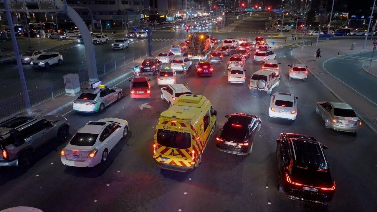 الامارات | كيف تخلي الطريق لمركبات "الطوارئ" في الازدحام وداخل الدوارات؟