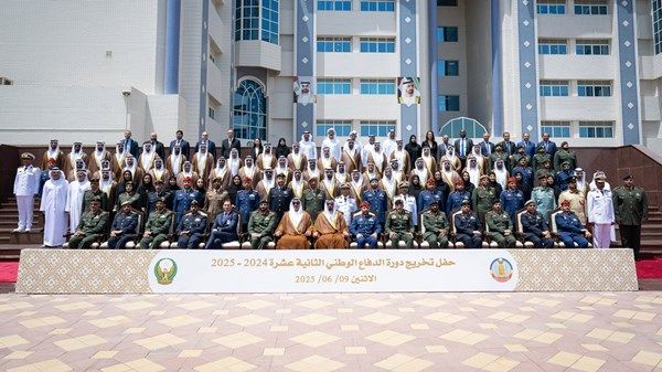 سيف بن زايد يشهد حفل تخريج دورة الدفاع الوطني الـ12