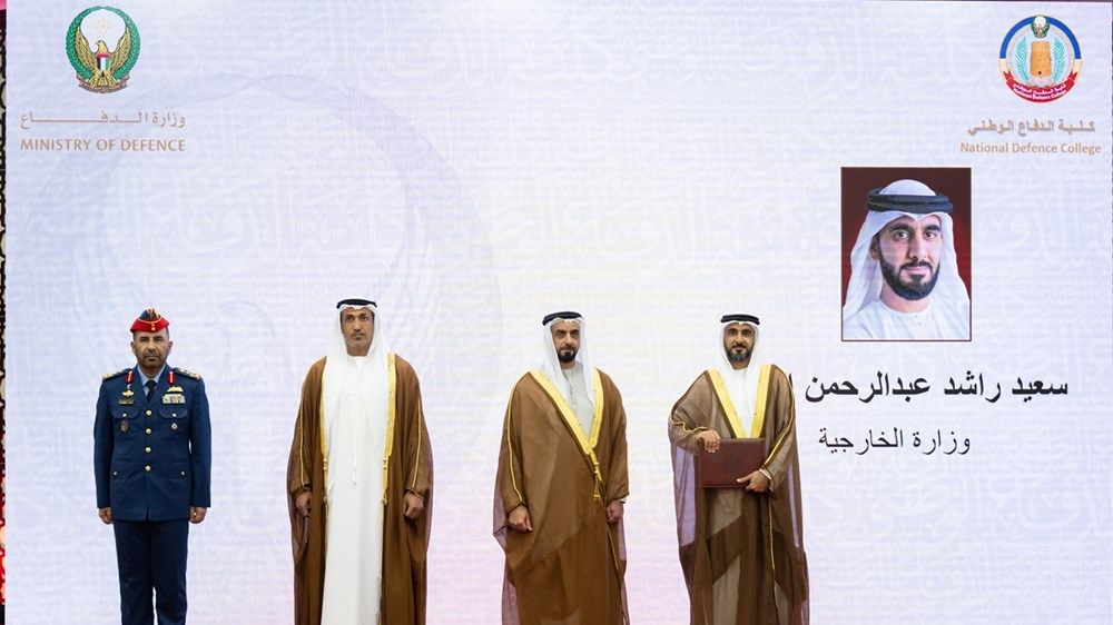 سيف بن زايد يشهد حفل تخريج دورة الدفاع الوطني الـ12