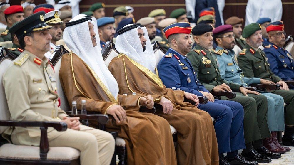سيف بن زايد يشهد حفل تخريج دورة الدفاع الوطني الـ12