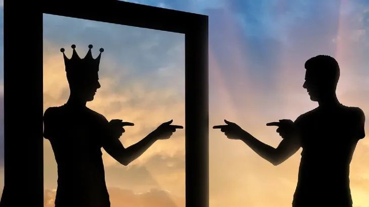 الامارات | كيف يصبح المرء نرجسيا ؟ وما هي الأسباب الخفية المتعلقة بالطفولة
