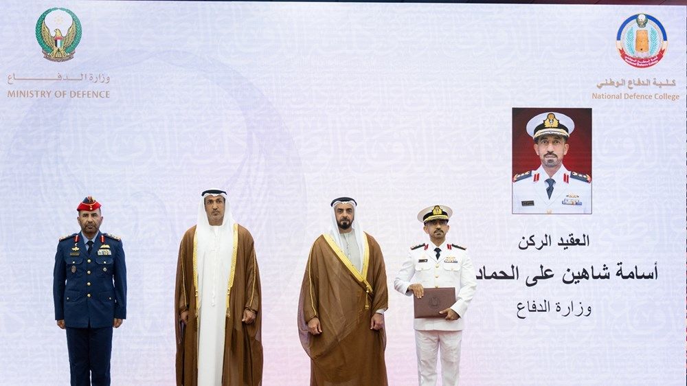 سيف بن زايد يشهد حفل تخريج دورة الدفاع الوطني الـ12