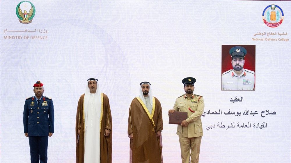 سيف بن زايد يشهد حفل تخريج دورة الدفاع الوطني الـ12